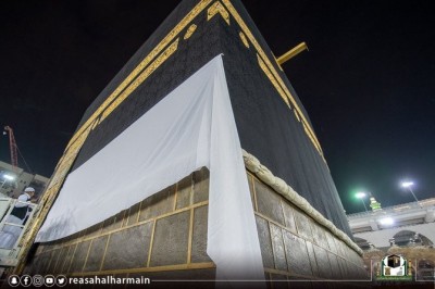 Kiswa of Kaaba raised in preparation for Hajj