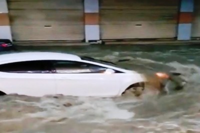 Heavy rains paralyze Taif traffic