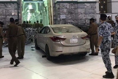 Man held for crashing car into Grand Mosque door